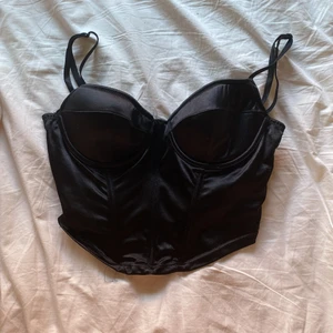 Corset top size S - svart korsetttopp i medium skick