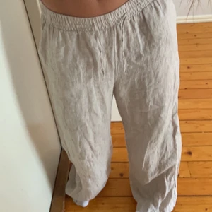 Fina linnebyxor från ginatricot✨✨ - Fina linnebyxor från ginatricot, dom är i en beige färg och passar både S/M, Och dem är i bra skick💕💕