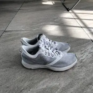 Ljusgråa Nike löpningsskor i storlek 37.5. De är rätt snäva, är mer som en 37. Har endast testat skorna utomhus en gång.  Säljes för 380 kr.