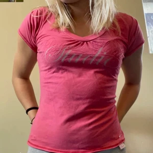 Nike baby tee - Säljer denna jätte fina tröjan💞 den är köpt hör på Plick och är i ett jätte fint skick💞 skriv gärna om ni är intresserad av tröjan❤️