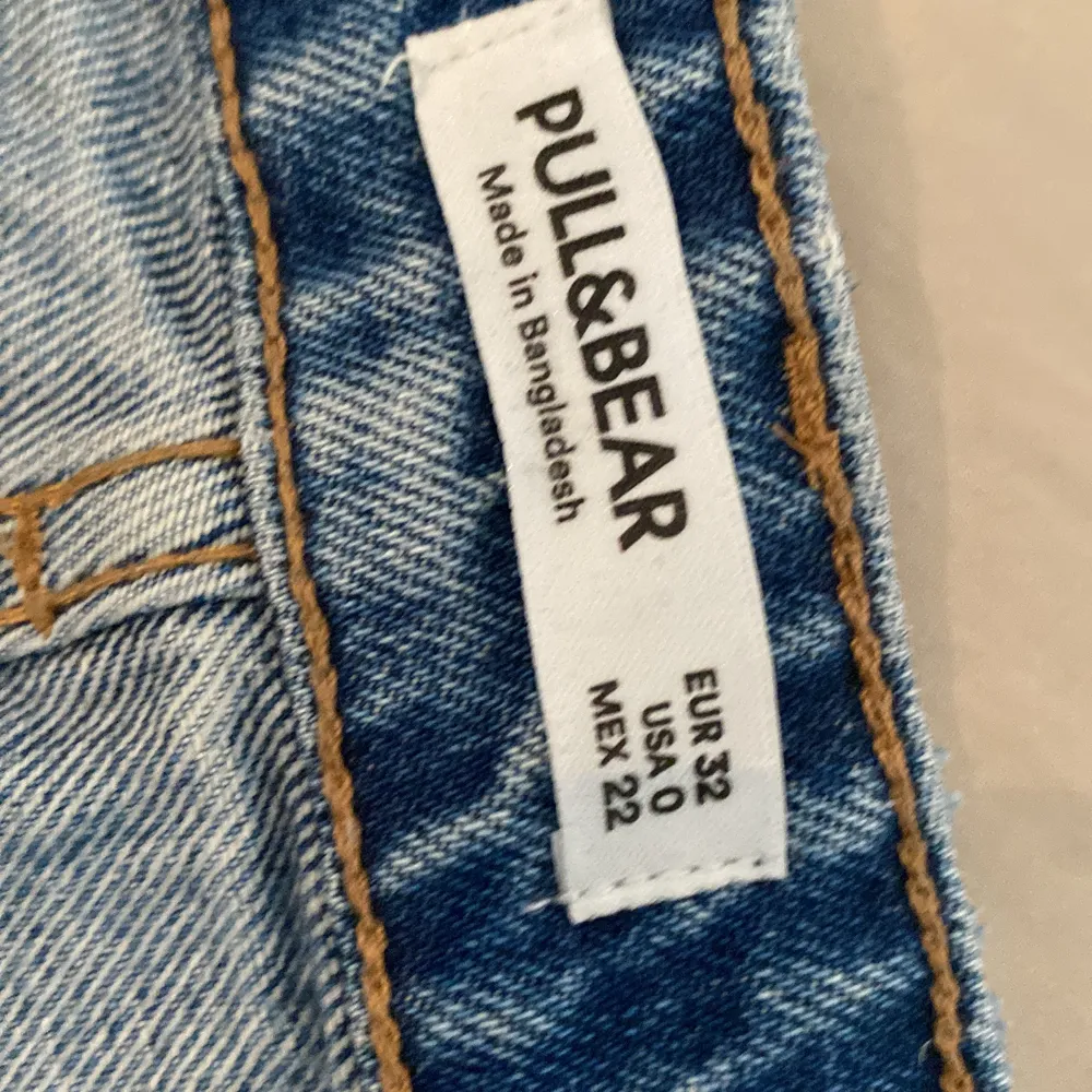 Hejsan! Säljer nu mina favorit jeans då dom tyvärr blivit för små för mig. Jag är en 34+ och dessa är i 32! Det är en del knappar men som inte syns alls när man knäpper! Hyfsat tigtha vid låren men större (rak passform inte bootcut) vid smalbenen!💞 . Jeans & Byxor.