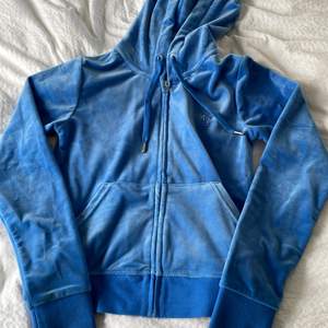 ( OBS ❗️jag säljer bara överdelen❗️ ) En relativt ny juicy couture tröja i blå som är i super bra skick. Tycker om ganska mycket så säljer bara vid bra pris. Tröjan är i xs, sitter väldigt fint på💙💙
