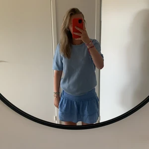 Stickad - Säljer min fina stickade blå tröja💞 storlek m 