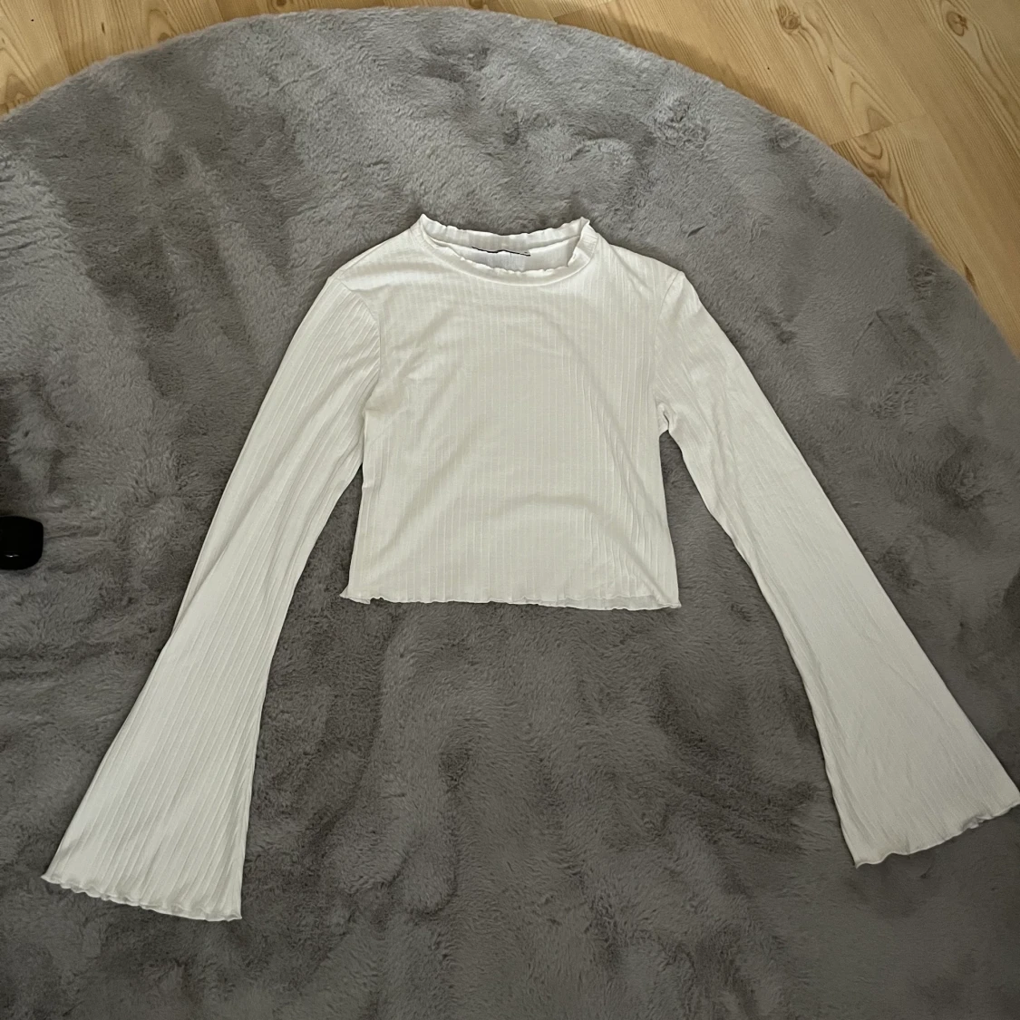 Trumpetärmad vit tröja från NA-KD - 90