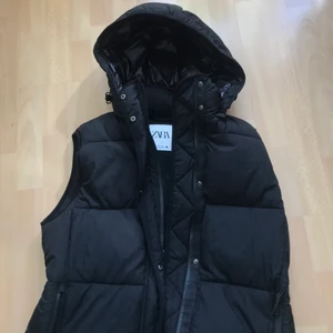 Väst från zara - En väst från zara som är oanvänd. Storlek s. Säljer den för 150kr+ frakt. Snabb affär går priset att diskuteras 🥰💞💓perfekt nu till hösten!