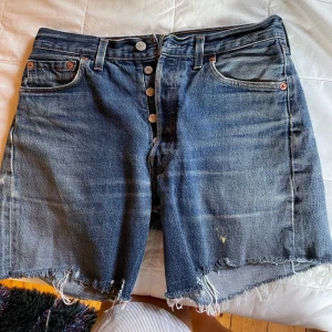 Levi’s shorts - Snygga shorts från ett par gamla avklippta levis jeans! För små för mig därav inga bilder på.. men skulle säga att de är mid-rise och slutar typ mitt på låret. Skitsnygg tvätt😍 passar en 36/38 skulle jag säga! Två färgfläckar på som knappt syns.