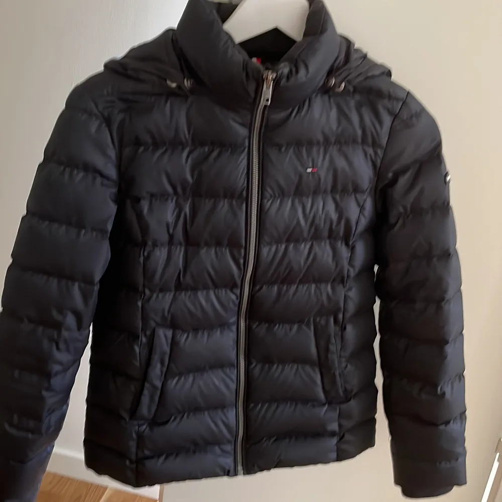 Säljer min syrras tommy hilfiger jacka. Nypris 2000kr Saknar päls på luvan . Jackor.