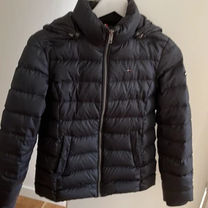 Vinter jacka - Säljer min syrras tommy hilfiger jacka. Nypris 2000kr Saknar päls på luvan 