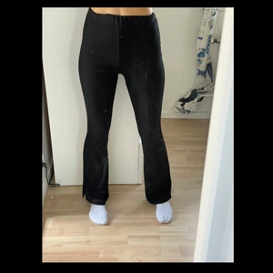 Svarta byxor med slits - 💕