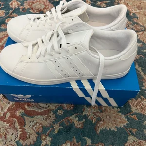 Adidas - Helt nya adidas sneakers. Aldrig använt de. Storlek 42 2/3