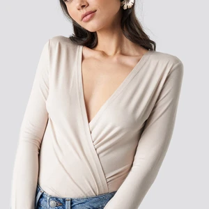 NAKD TOPP - Lite skrynklig på mina bilder tyvärr. Storlek XS men stretchigt och luftig material så passar större också💖