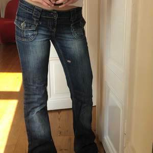 Lågmidjade bootcut jeans från Vero moda, köpta second hand och är i bra skick! Det finns ingen storlek utskrivet men skulle gissa att de är typ stl 26/27 i midjan. Måtten i cm är: midja- ca. 38cm, Längd- 82cm