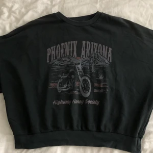 Sweatshirt med tryck - Mörkgrå sweatshirt från Ginatricot. Använd några gånger och i bra skick!