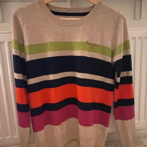 Tröja  - Säljer nu en jättesnygg randig tröjan i storlek S från ett märke som heter Bondelid❤️