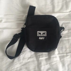 Obey Drop Out Black Flight Bag - Obey axelremsväska i svart. Nyskick, köpt för 300kr. Pris kan diskuteras, kan fraktas.