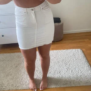 jeanskjol - Säljer min vita jeanskjol ifrån pieces då jag inte använder den längre. Den är jättefin och syns inte att den är använd. Väldigt stretchig och skön. Alla fickorna är riktiga! Köparen står för frakten!💓