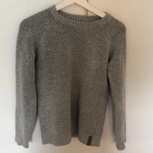 Stackad tröja  - Säljer denna stickade trjöjan i strl.160 från lager157.      Den är i fint skick och kan skickas men köpare står för frakt