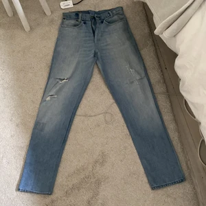 Levis Jeans!  - sjukt snygga levis jeans med slitningar, raka i modellen, mid rise, väldigt långa! lite över fötterna och jag är 172