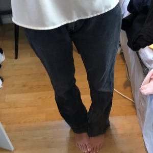 Lågmidjade jeans!  - Snyggaste lågmidjade gråa jeansen från Acne! Köpt second hand och använt sparsamt!! Är ungefär 170! Storlekk 29💘