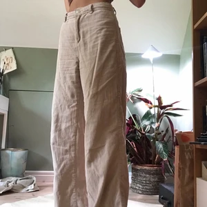 Bershka manchester byxor i storlek 34 - Jättesnygga Manchester byxor från Bershka. Lite slitna men inget man tänker på. Sitter också jättebra. 