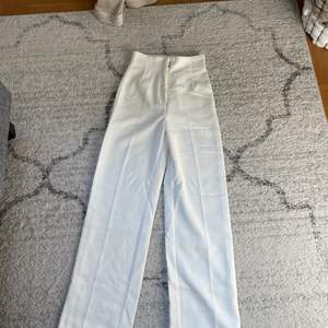 Vita kostymbyxor från H&M, de sitter tajt i midjan men är raka längs benen. Har inga bilder med byxorna på och vet inte nypris men jag säljer för 100kr. Strl 32.