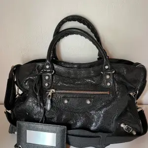 Säljer min fina Balenciaga Classic City Bag då jag inte har användning för den längre. Axelrem och spegel ingår.   Jag är eventuellt intresserad av ett byte till en mindre modell från Balenciaga.  