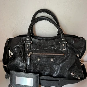 Balenciaga Classic City Bag - Säljer min fina Balenciaga Classic City Bag då jag inte har användning för den längre. Axelrem och spegel ingår.   Jag är eventuellt intresserad av ett byte till en mindre modell från Balenciaga.  