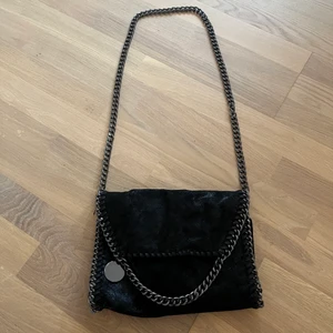 Fin Stella macartney liknade väska❤️ - Säljer min jättefina Stella MacArtney liknade väska! Som bara använts några fåtal gånger. Pris kan diskuteras ❤️ köparen står för frakt.