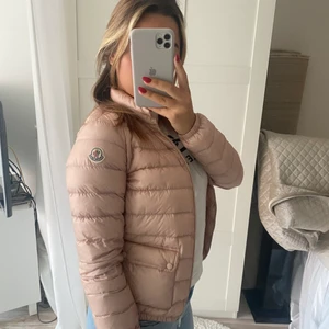 Intressekoll på min monclerjacka - Säljer min rosa monclerjacka i storlek 34 xs/s. Har inget kvitto kvar därav priset, men den är givetvis äkta.
