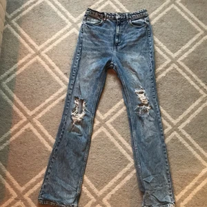 High-wasted straight leg jeans från H&M strl 38 - Blåa jeans i bra skick som använts ett fåtal gånger. Frakt ingår 