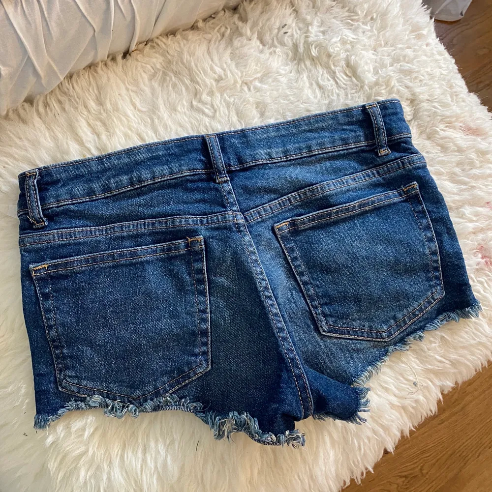 Säljer dessa jättefina lågmidjade jeansshorts ifrån H&M, använda nån enstaka gång men känner inte riktigt att det är min stil. storlek 36, nypris 199 och är slutsålda på hemsidan 🧚🏽🧚🏽🧚🏽. Shorts.