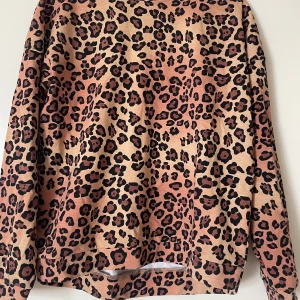 Leopardtröja  - Aldrig använd tröja från Pine Ridge. Storlek S. 20kr. 