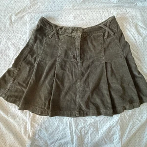 Manchesterkjol strl 40 - Bra skick och väldigt fin men säljer pga inte min stil. DMa för fler bilder eller mått. Köpare står för frakten.