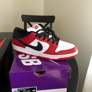 Nike Dunk Chicago  - Säljer oanvända Chicago Dunks, köpta från SNKRS DSWT Storlek: 42,5