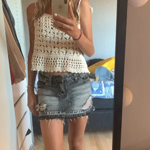 Snygg jeans kjol storlek 24 - Säljer en cool o snygg jeans kjol från wazp köpt för 389 säljer för 200, frakten ingår inte i priset❤️