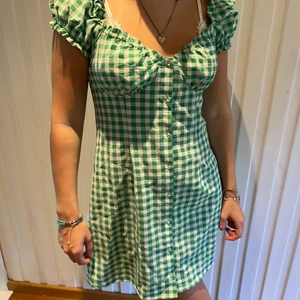 grön rutig klänning  - säljer den här grön rutiga klänningen ifrån hm, använd två gånger men inte min stil längre, köparen står för frakten💞