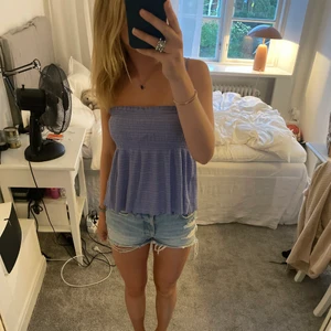 Mango topp - Säljer denna superfina lila toppen. Har tagit av lappen så storleken står inte men skulle gissa på att det är strlk S men skulle säga att den passar även större storlekar då den är välldigt stretchig. Toppen är knappt använd och är i jättefint skick❣️