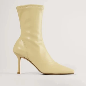 Beiga boots - Slutsålda boots köpta från NA-KD som inte kommit till användning. Liknar Tony Biancos Fantasy boots! Aldrig använda, endast prövade. PM för bilder