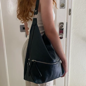 Ceannis väska  - Petrol färgad, rymlig Ceannis väska! Läder imitation. Lite sliten i axelremmen plus några små ställen där det är lite skavt men i övrigt fint skick❤️ pris går att diskutera💖