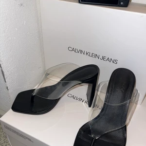 Klackar från Asos - Storlek 36 - Svarta läder och genomskinliga skor från Asos storlek 36