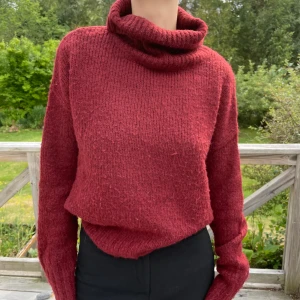 Vinröd stickad tröja - Jättemysig vinröd tröja 💕 Väldigt varm och skön och passar perfekt till hösten 😊