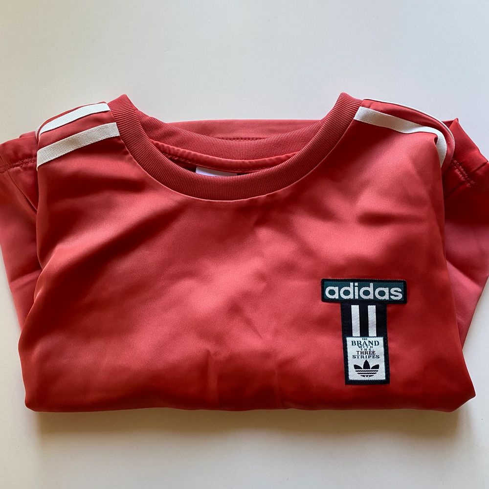 Röd Adidas tröja satin - T-shirts | Plick Second Hand