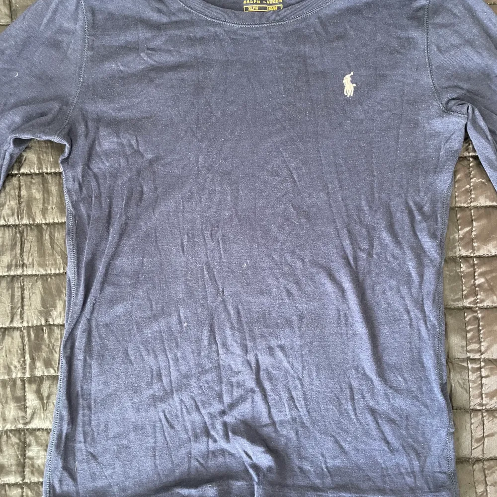 Säljer denna långärmade t-shirt från Ralph lauren då den inte används. Inga skador på tröjan, storlek 160/84💘  Säljer för 90kr+frakt 🙏🏼. Tröjor & Koftor.
