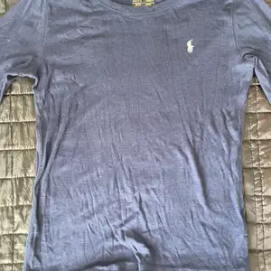 Säljer denna långärmade t-shirt från Ralph lauren då den inte används. Inga skador på tröjan, storlek 160/84💘  Säljer för 90kr+frakt 🙏🏼