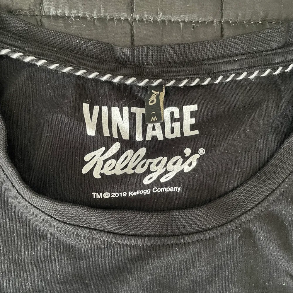 Säljer den här t-shirten från only storlek M. Använt 1 gång 💝 kollektion med vintage Kellogg’s. . T-shirts.