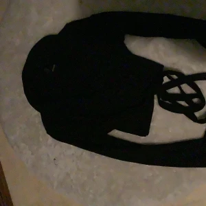 Tröja - En svart långärmad tröja med snöre i bra skick, aldrig använd