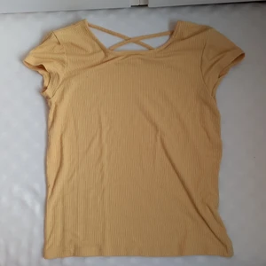 Gul T-shirt i st 158/164/XS - Gul T-shirt i storlek 158/164 och upplevs som XS. Mer åt de senapsgula hållet.