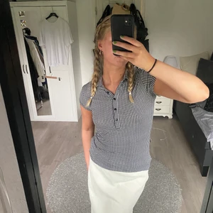 Randig topp - Randig topp/t-shirt köpt secondhand, aldrig använd och det är ett superskönt material som formar kroppen fint 🤍🖤