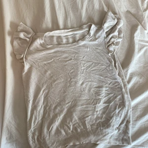 Söt vit topp med volanger  - Vit topp med volanger