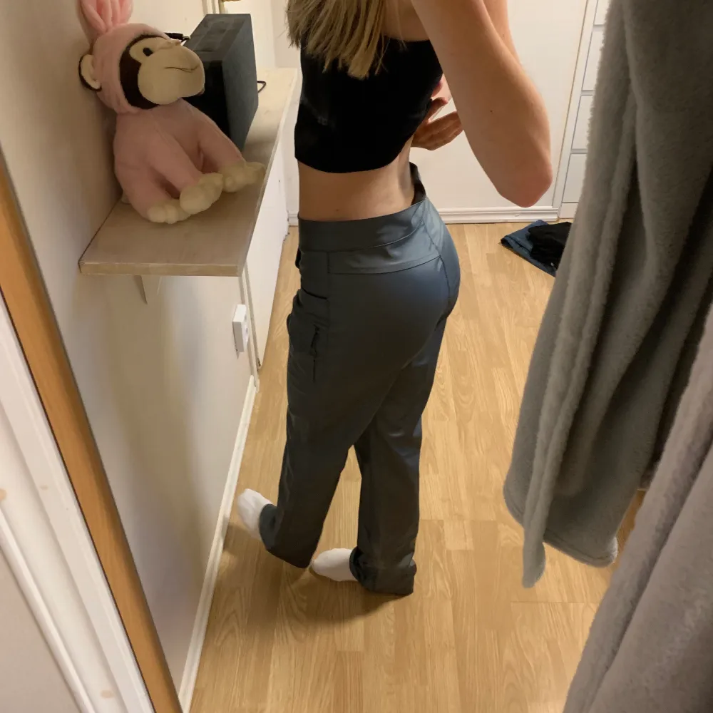 Cargopants, storlek M, jag är vanligtvis en XS så på mig sitter dom rätt stort! Frågor på dm! Spårbar frakt!. Farkut & Housut.